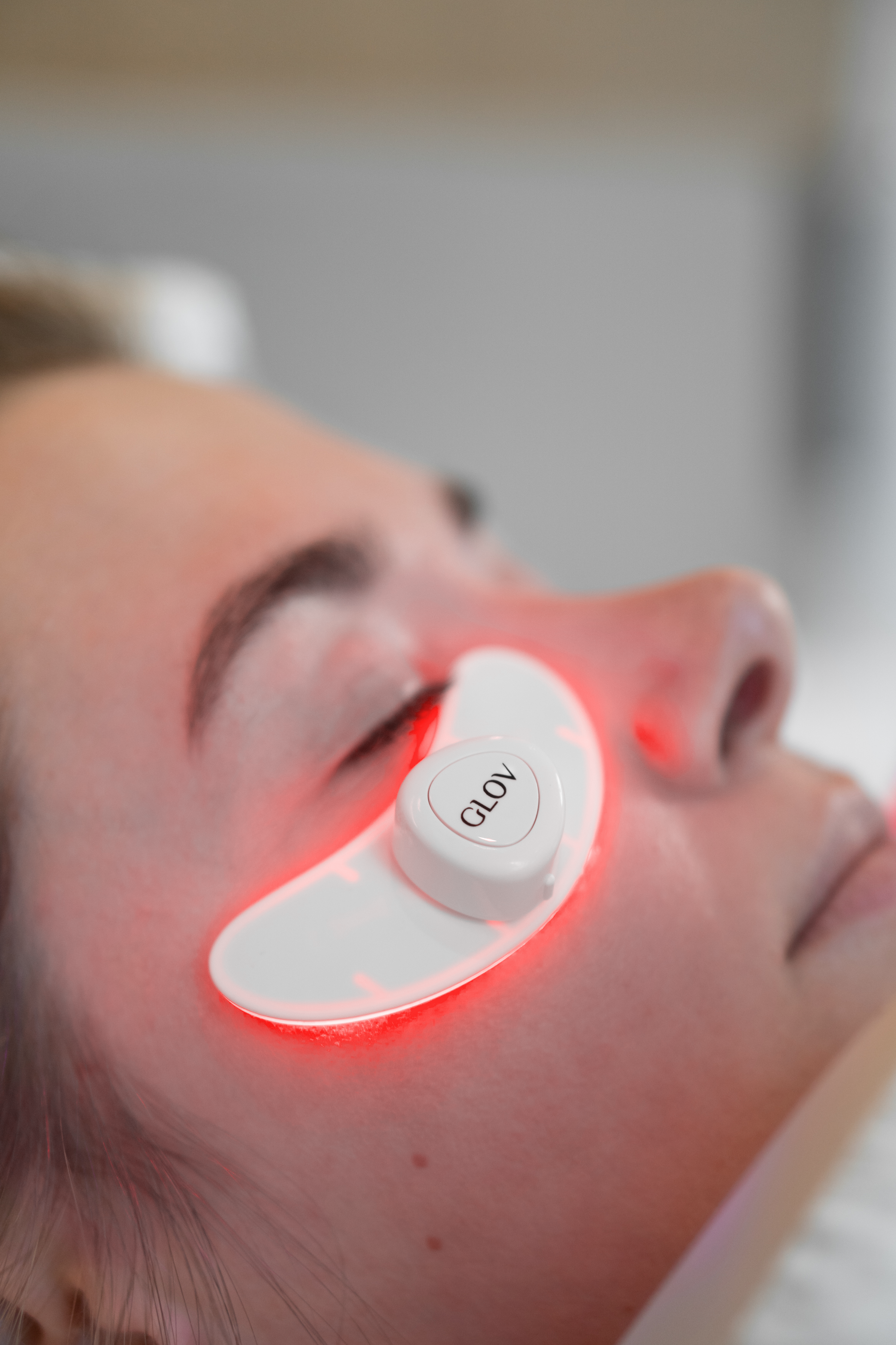 glov-led-luna-eye-parches-led-con-estuche-de-carga-para-ojos-luminosos-y-descong image 3